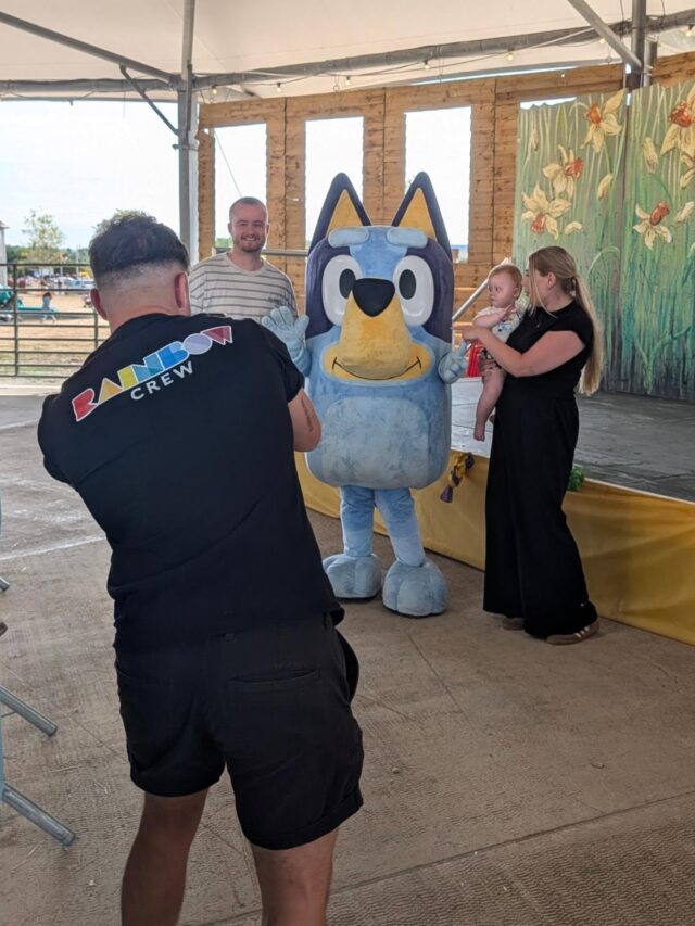 Look who stopped by the farm park today! 

We hope you all enjoyed meeting bluey and don't forget to share and tag us in any photos you took with her! 💙