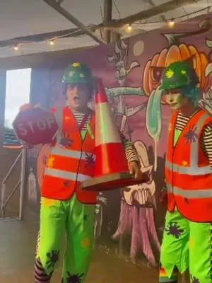 Stop! Dead Ed and Ronnie Rotten are here, and they are ready to meet you all at Spookyard this week! With shows and meet-and-greets throughout the day, they have something fun planned, whatever the weather 🧟‍♀️ Get your tickets now and join in the spooky fun on the farm 🎟️