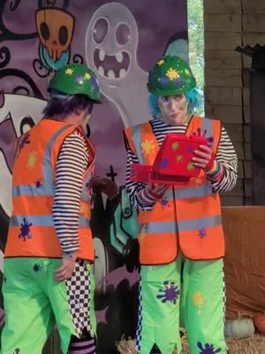 Help! The Zombies have taken over 🧟‍♀️ The roadworks have dug up something a little unexpected, and Dead Ed and Ronnie Rotten need your help to protect Gloucester from a zombie apocalypse! You can catch The Gloucester Apocalypse in the roundhouse every day at 11 am, 1 pm, and 3 pm. 📍 GL2 8DB 💰 Tickets are always cheaper online, so book ahead and save today.